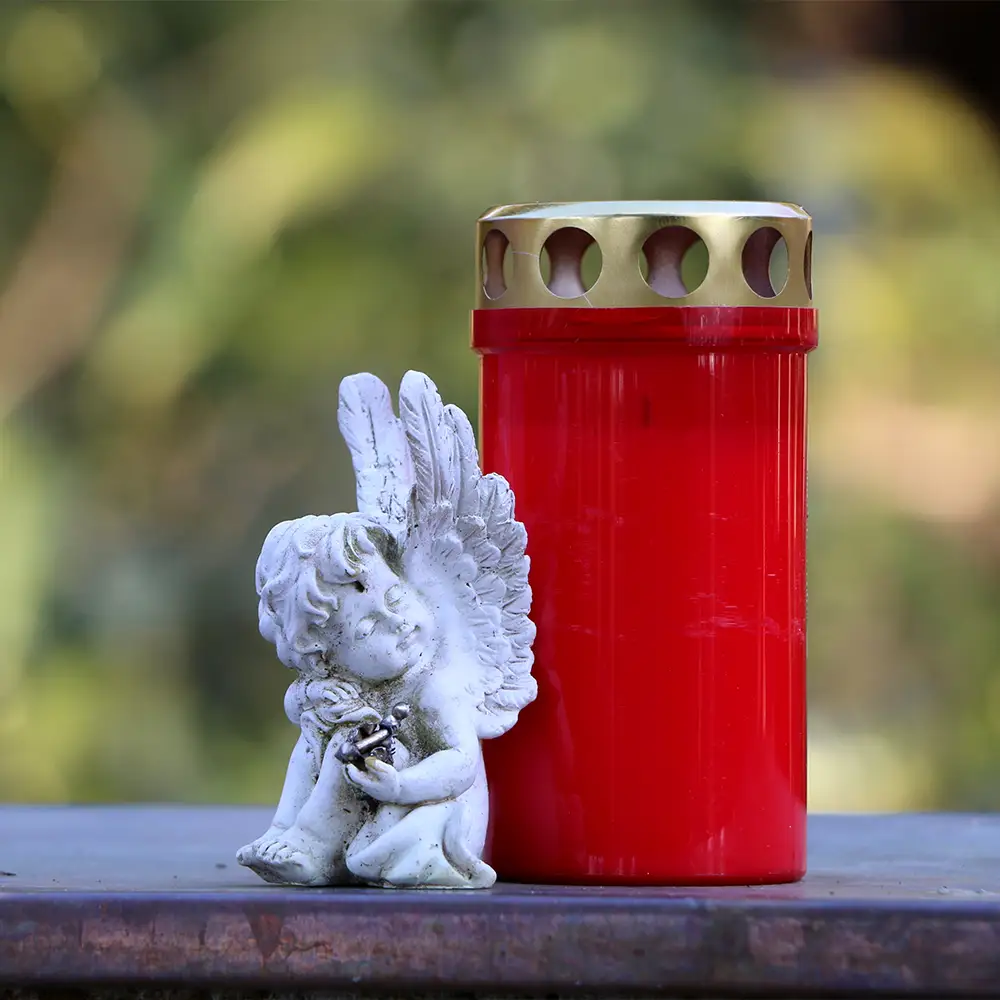 Engelskulptur und Kerze